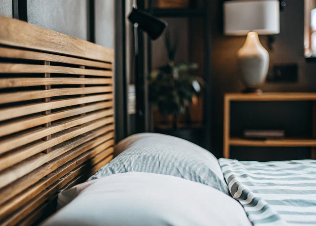 Tête de lit en tasseaux de bois : faut-il la choisir ?