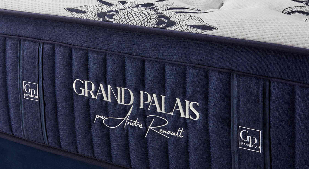 Matelas Grand Palais Montmartre avec motif floral sur le dessus et côtés bleu marine, vue de face