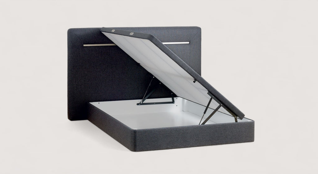 Lit coffre gris avec sommier relevable, offrant un espace de rangement intégré