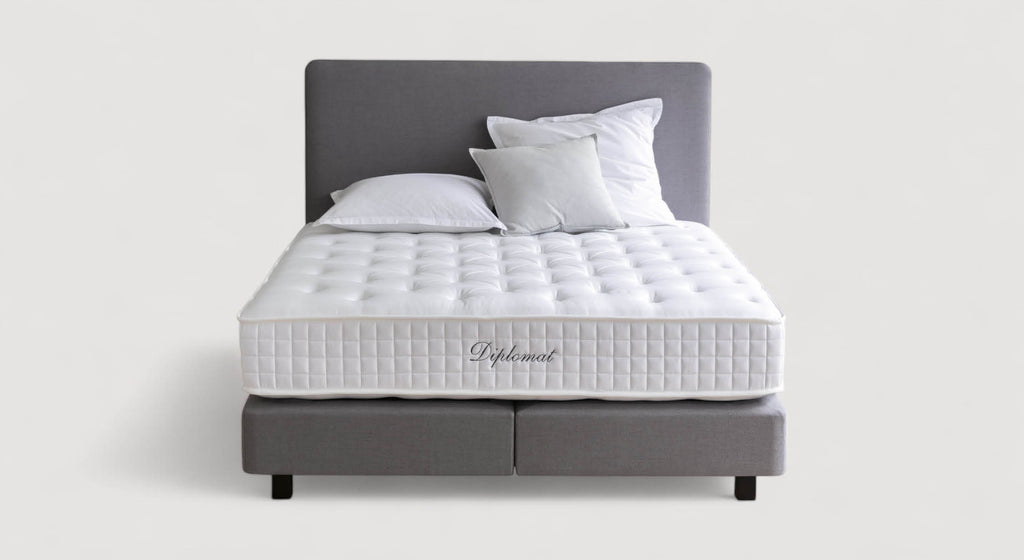 Sommier Ă  lattes Decarmorxx avec matelas Diplomat et oreillers, fond blanc
