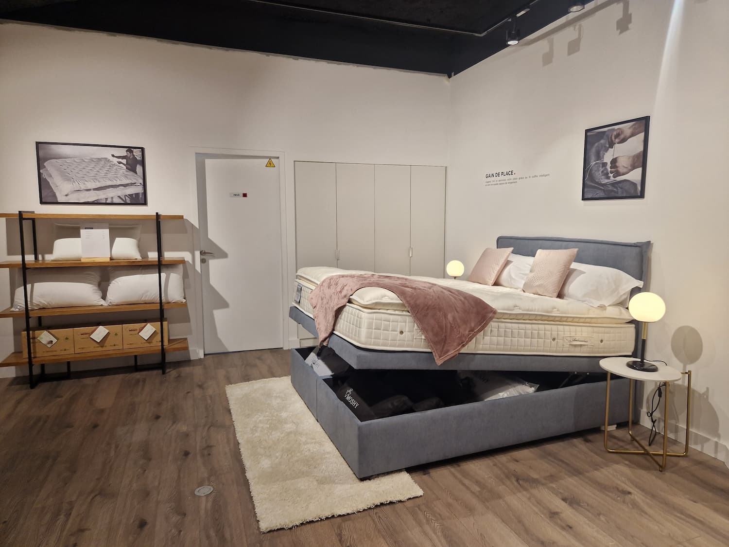 Lit coffre gris, plaid rose sur un matelas Ambassadeur