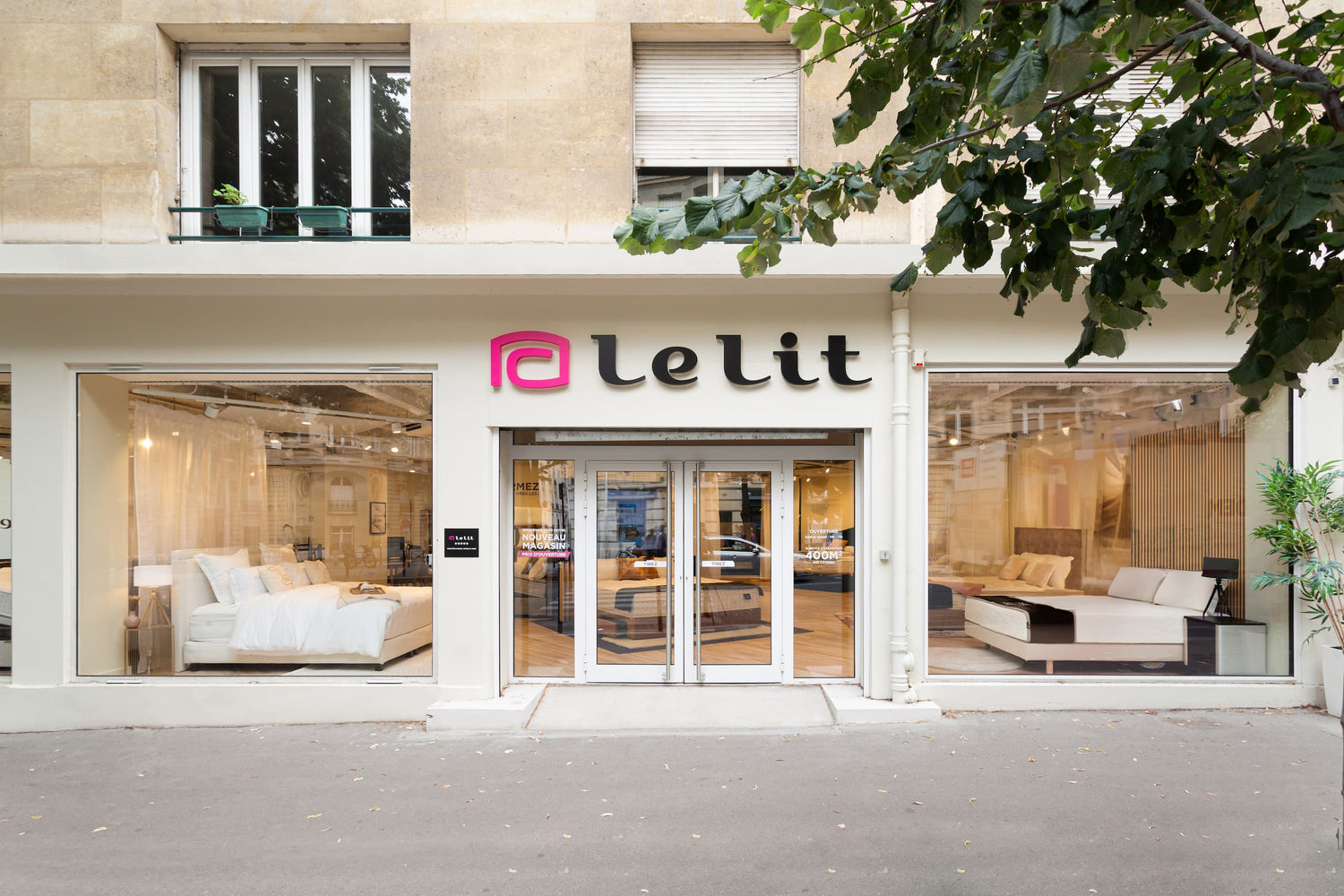 Façade du magasin "le lit" avec vitrines exposant des lits et meubles modernes