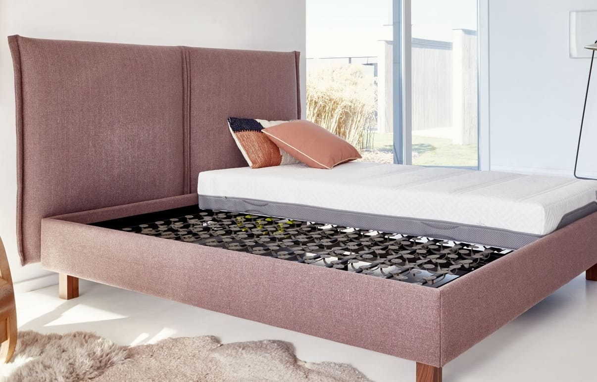 Lit Lattoflexr 3 avec sommier innovant et matelas, cadre en tissu rose, dans une chambre lumineuse
