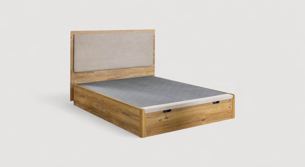 Lit coffre Condor avec matelas relevé, montrant un espace de rangement contenant des oreillers et des couvertures
