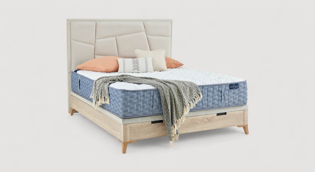 Lit coffre Filipo 3 avec matelas bleu, compartiment de rangement ouvert contenant divers objets, sur fond blanc