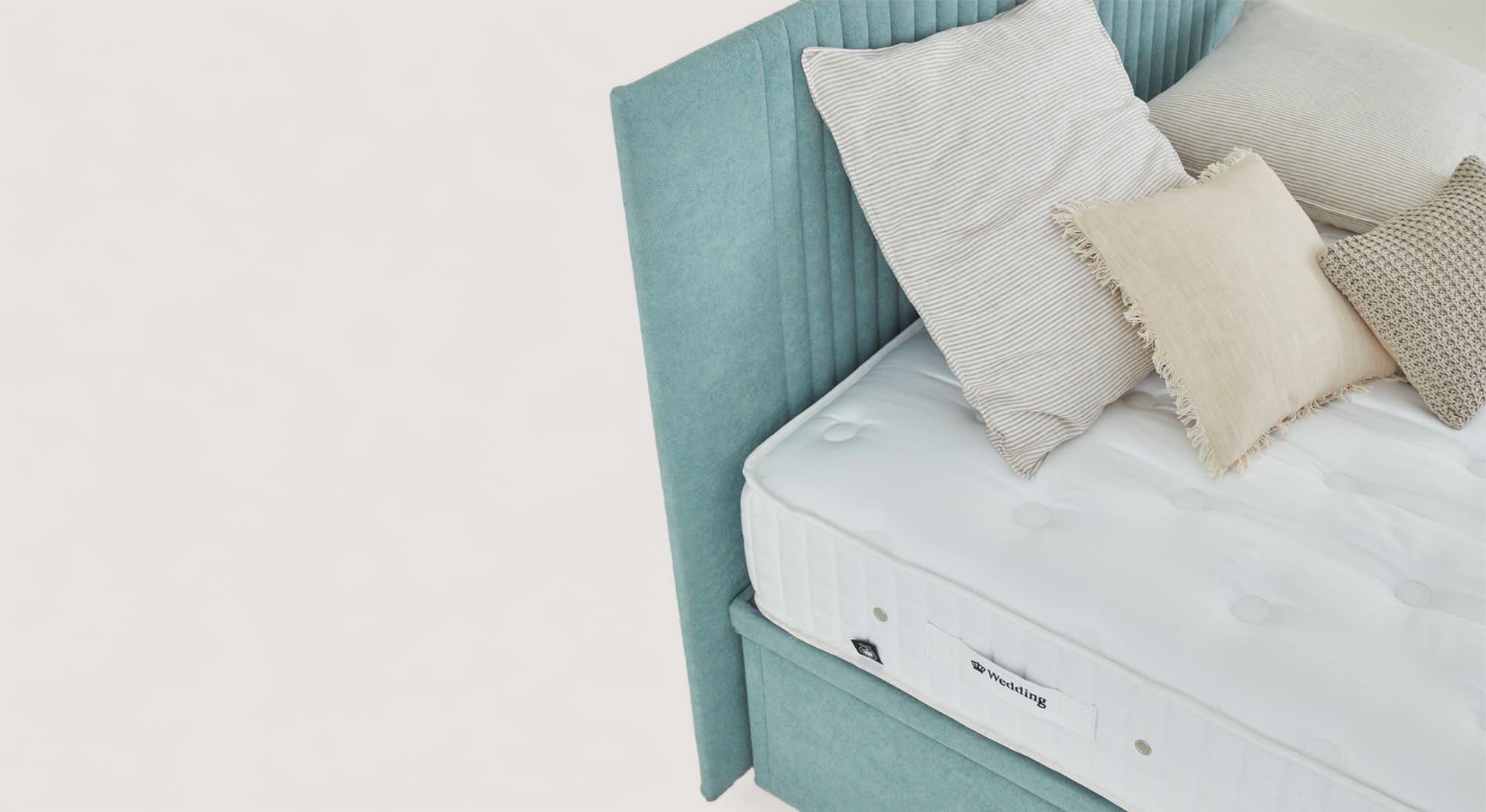 Tête de lit Lavanda bleu avec matelas blanc et coussins beiges et rayés