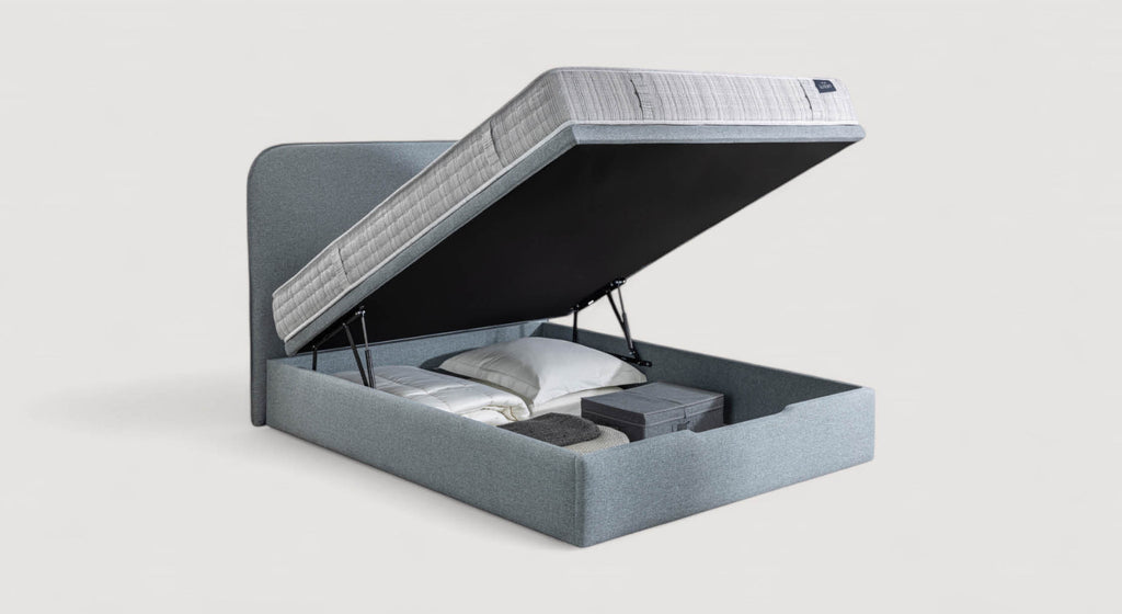 Lit coffre Monaco 5 ouvert, montrant un espace de rangement avec oreillers et boîtes de rangement