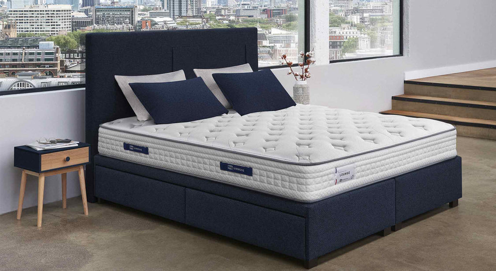 Matelas Simmons Lounge dans une chambre moderne avec vue urbaine, ambiance club lounge