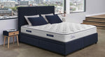 Matelas Simmons Lounge dans une chambre moderne avec vue urbaine, ambiance club lounge