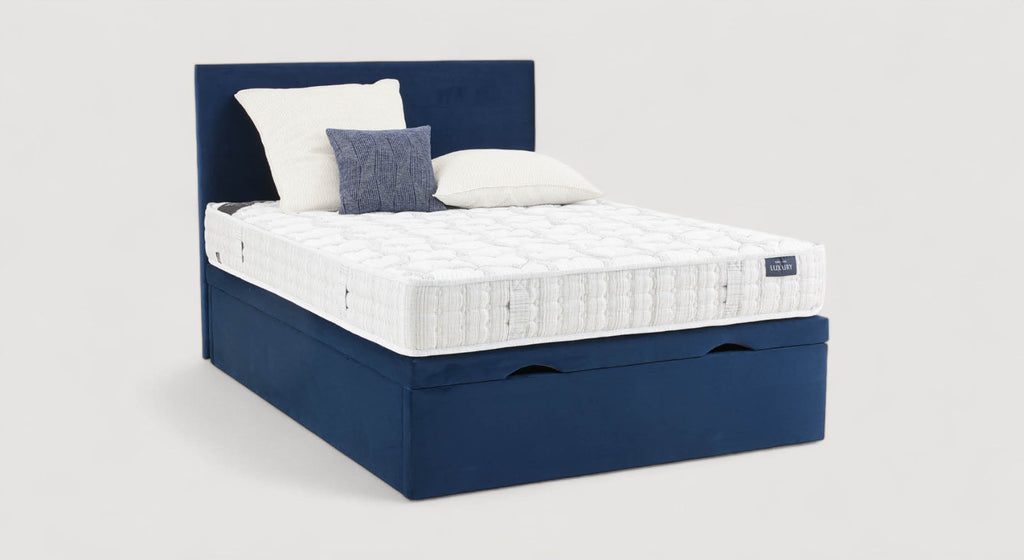 Lit coffre Esterel bleu avec matelas blanc et oreillers, packshot