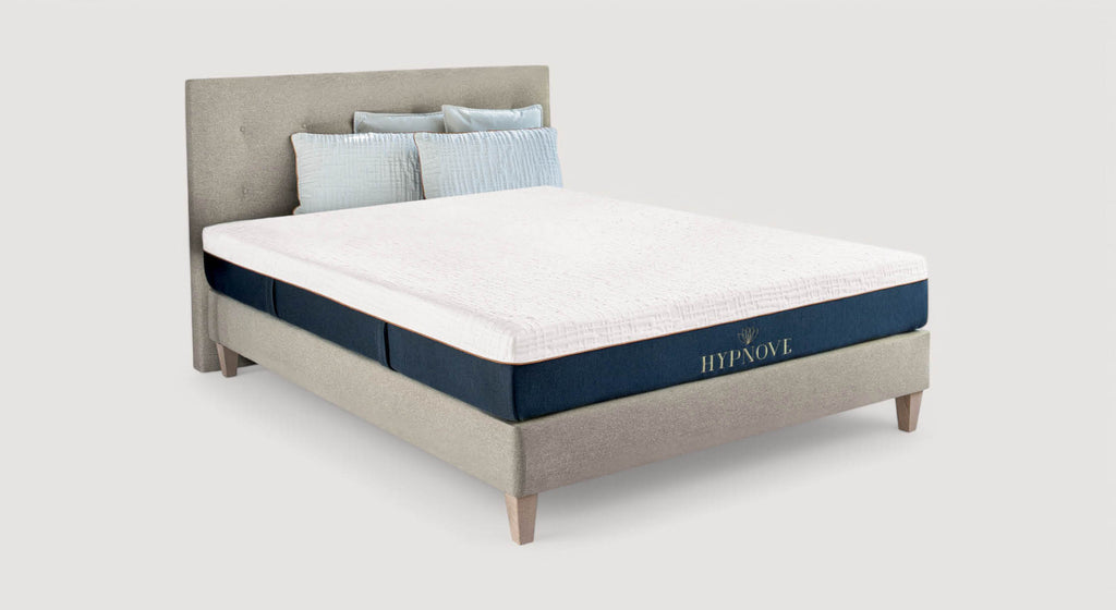 Matelas Hypnove Aristote avec revêtement blanc et base bleue, présenté en packshot sur fond gris