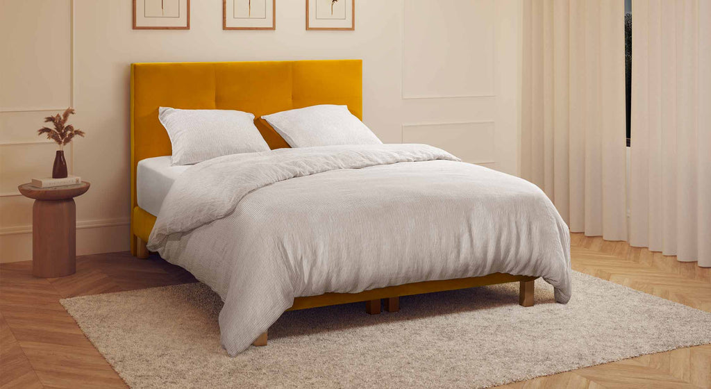 Sommier Ă  lattes Palma avec tĂŞte de lit jaune moutarde, matelas blanc et deux oreillers