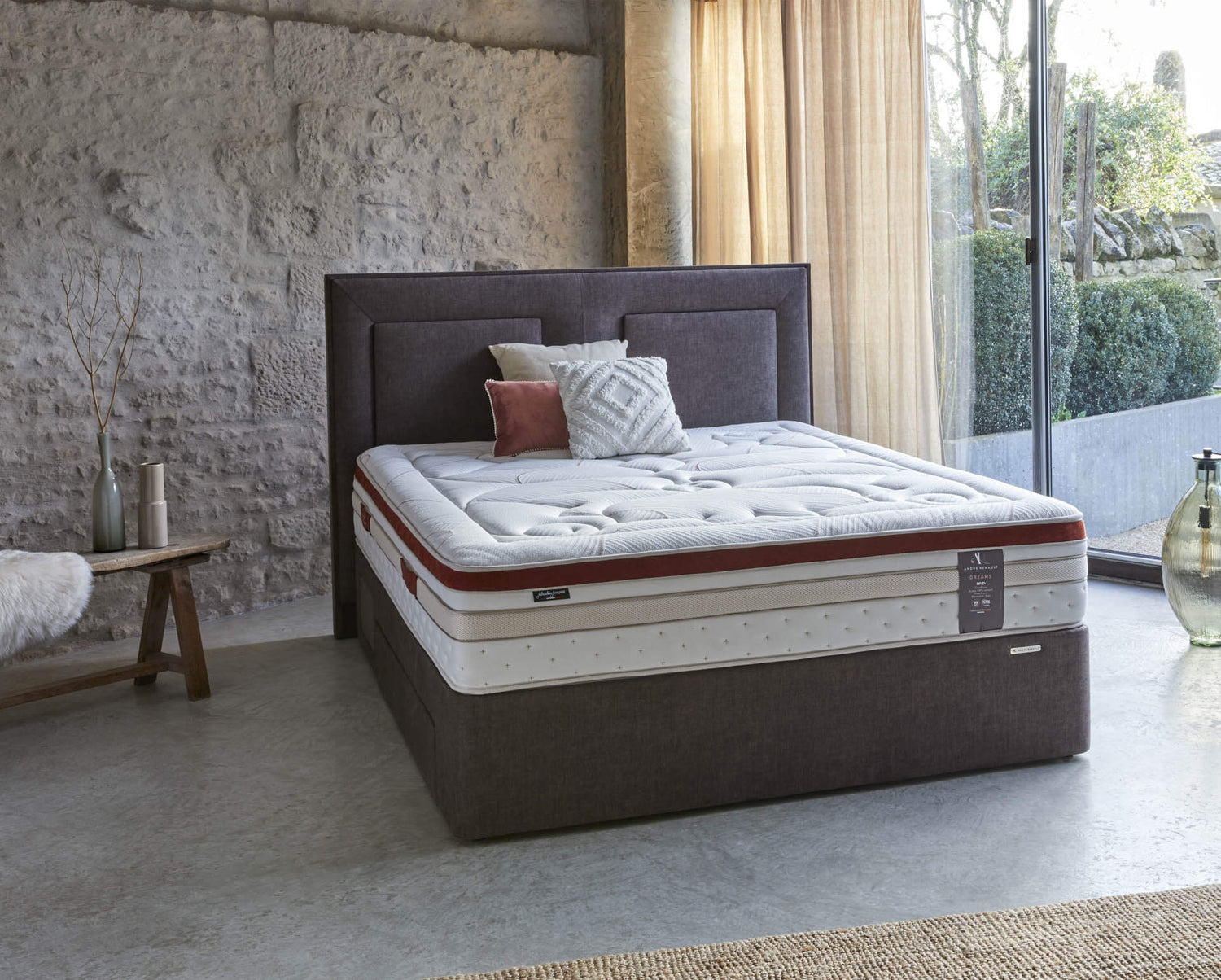 Lit élégant avec matelas épais dans une chambre lumineuse, ambiance sereine et moderne, collection Dreams