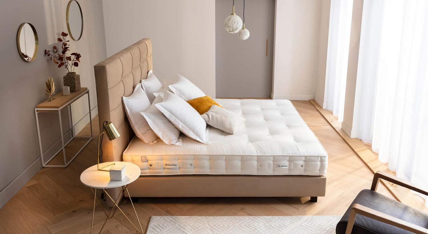 Chambre élégante avec sommier à lattes Andy 20, lit avec tête de lit rembourrée, coussins blancs et décoration moderne