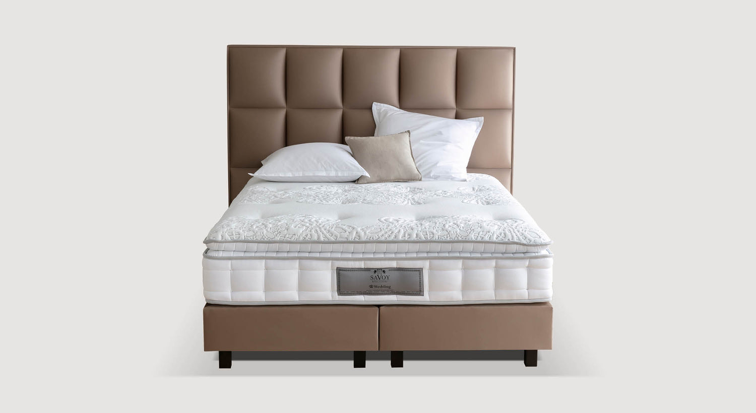 Sommier à lattes Andy 20 avec matelas et tête de lit capitonnée, décoré de coussins blancs et beiges