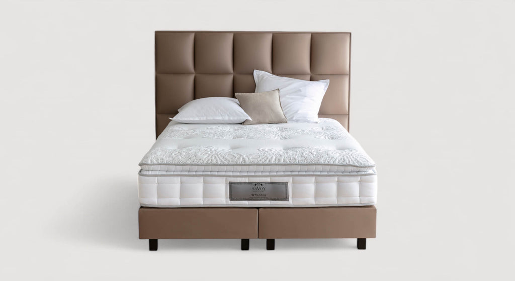 Sommier à lattes Andy 25 avec matelas et tête de lit capitonnée, présenté avec oreillers sur fond neutre