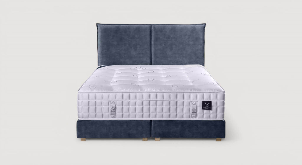 Sommier Bradley 25 en velours bleu Niagara avec tête de lit, draps rayés gris et blancs