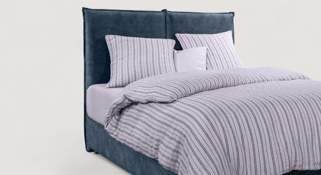Sommier Bradley 25 en velours bleu Niagara avec tête de lit, draps rayés gris et blancs
