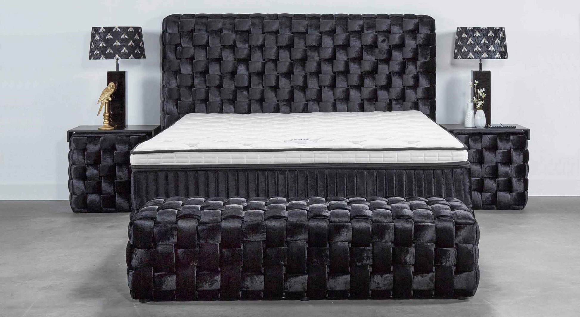 Lit Chester avec tête de lit et banc en velours noir tressé, flanqué de tables de chevet assorties et lampes décoratives