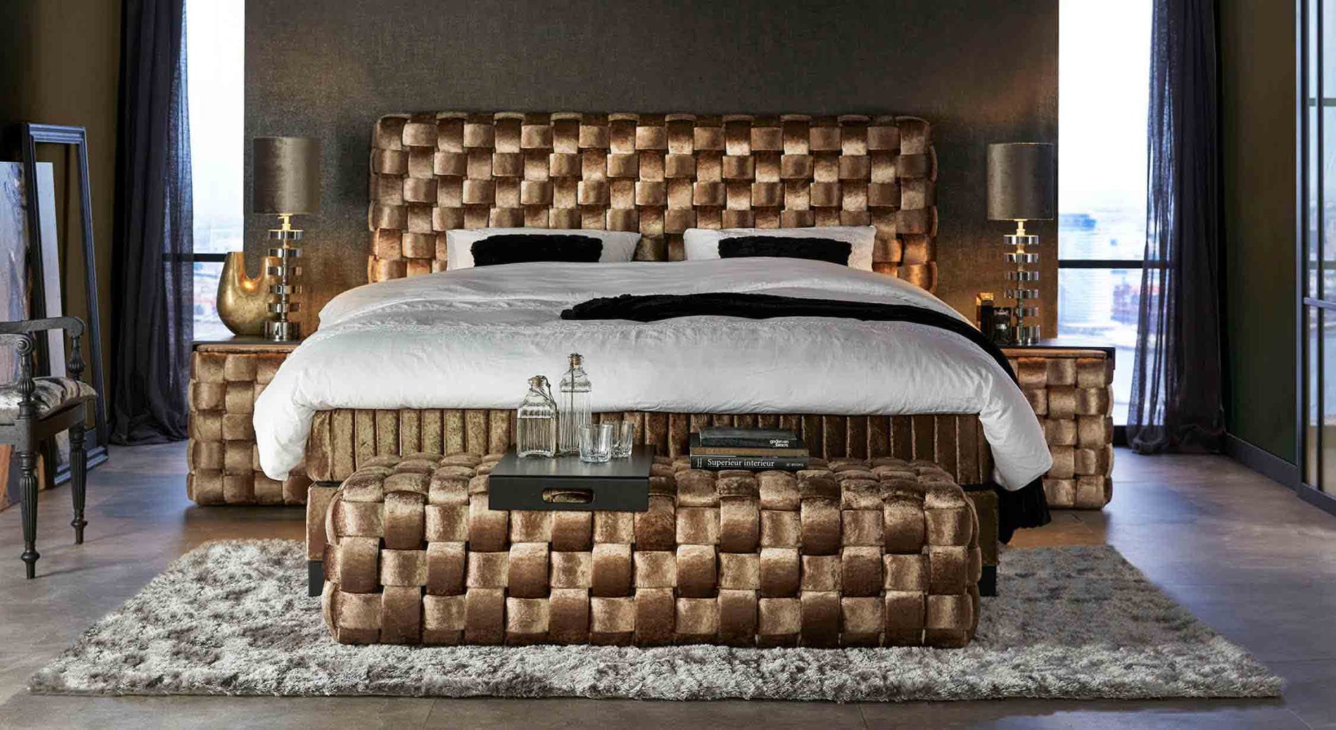 Lit Chester luxueux avec tête de lit et banc assortis en velours tressé, ambiance élégante et moderne