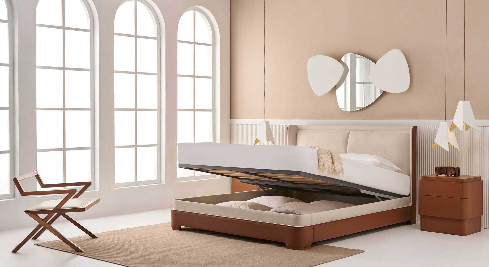 Lit coffre moderne avec matelas relevé, dans une chambre élégante aux tons neutres, éclairée par de grandes fenêtres et décorée de luminaires design