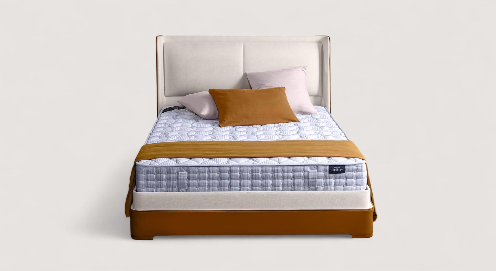 Lit coffre Isabel avec matelas et coussins, design moderne et élégant, fond blanc