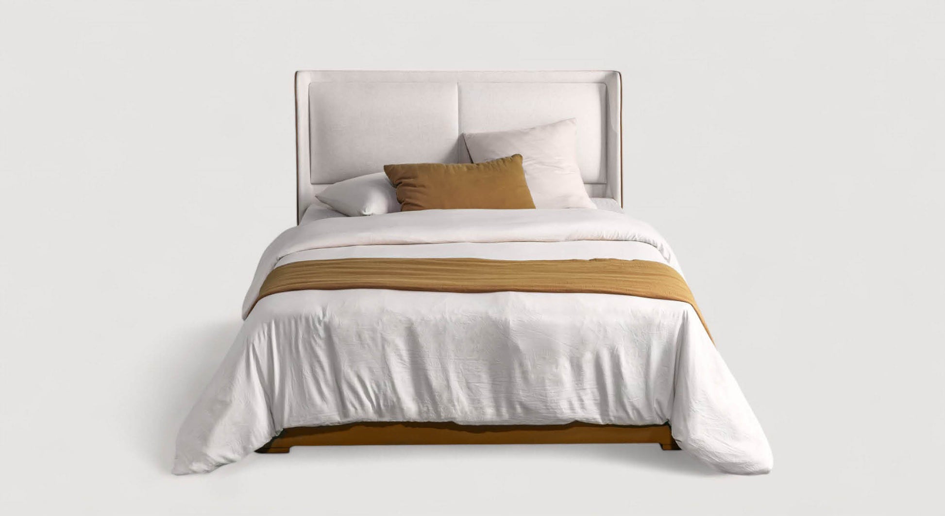 Lit coffre Isabel 13 avec tête de lit rembourrée, draps blancs et coussins marron, présenté en packshot