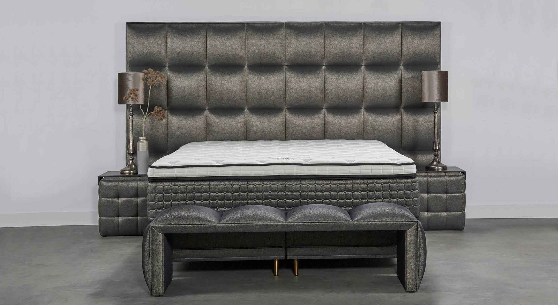 Lit Madison avec tête de lit capitonnée, banc assorti et ambiance élégante