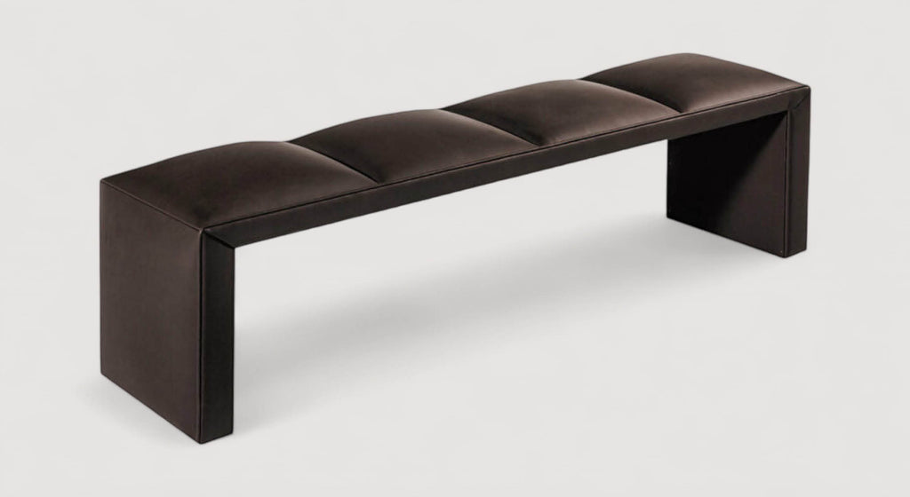 Banc de lit Madison en cuir marron foncé, design moderne et épuré, packshot sur fond blanc