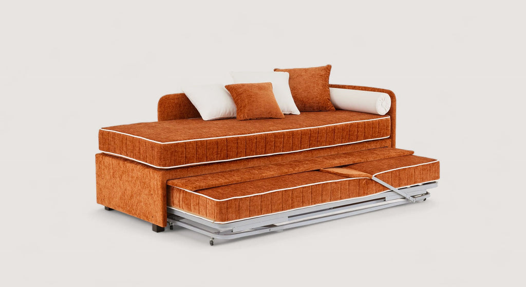 Lit gigogne Nolan 9 en tissu orange avec coussins blancs et orange, structure métallique dépliée