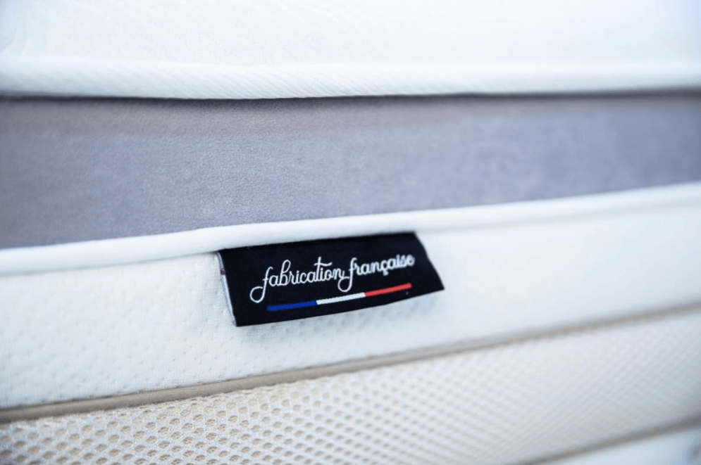 Étiquette "fabrication française" sur un matelas, soulignant l'origine française du produit