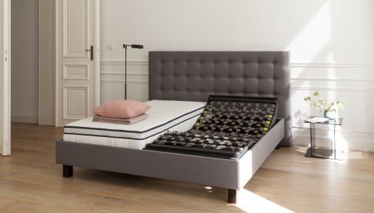 Lit électrique Winx X5 avec tête de lit capitonnée grise, matelas ajustable, coussin rose, dans une chambre lumineuse