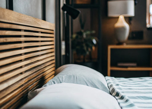 Tête de lit en tasseaux de bois : faut-il la choisir ?