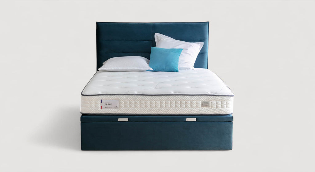 Lit coffre bleu Deauville avec tête de lit rembourrée, ouvert pour montrer l'espace de rangement