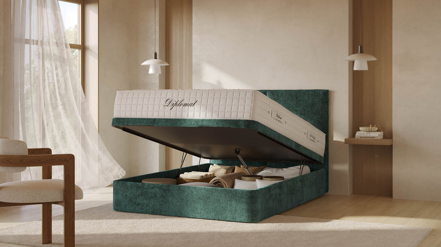 Lit coffre TROUVILLE électrique Bergamo Verde botella ouvert montrant un rangement spacieux sous un matelas haut de gamme dans une chambre lumineuse et élégante.