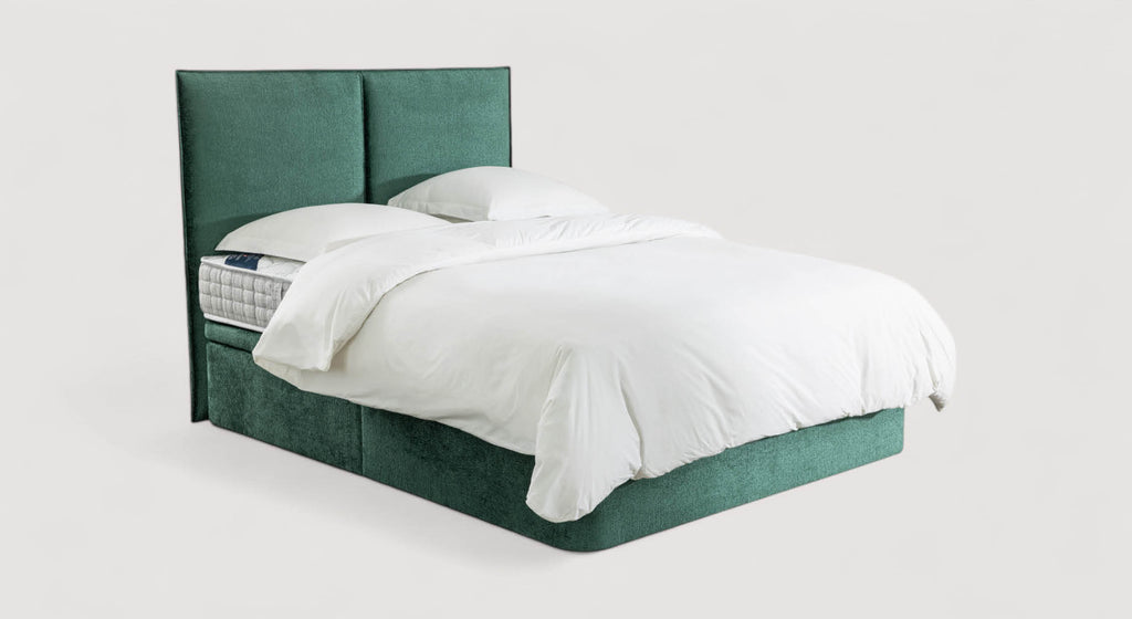 Gros plan d'une tête de lit en tissu vert texturé, créant une ambiance cosy et élégante