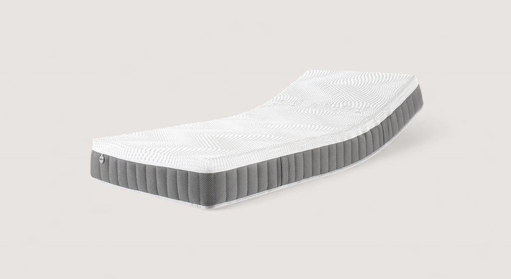 Matelas en mousse à mémoire de forme "Latmemor20" avec housse texturée blanche et côtés gris, vue en gros plan