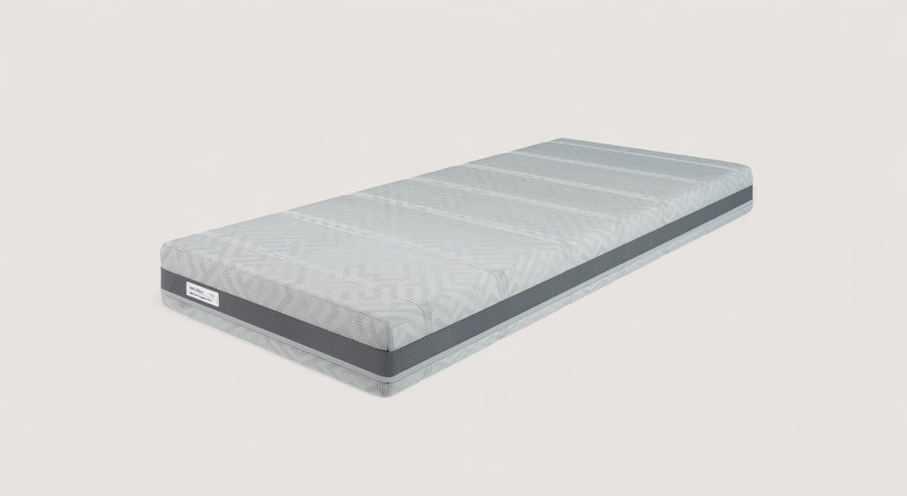 Matelas Geltex Support Plus sur un lit avec cadre et tête de lit en tissu beige, vue de trois quarts