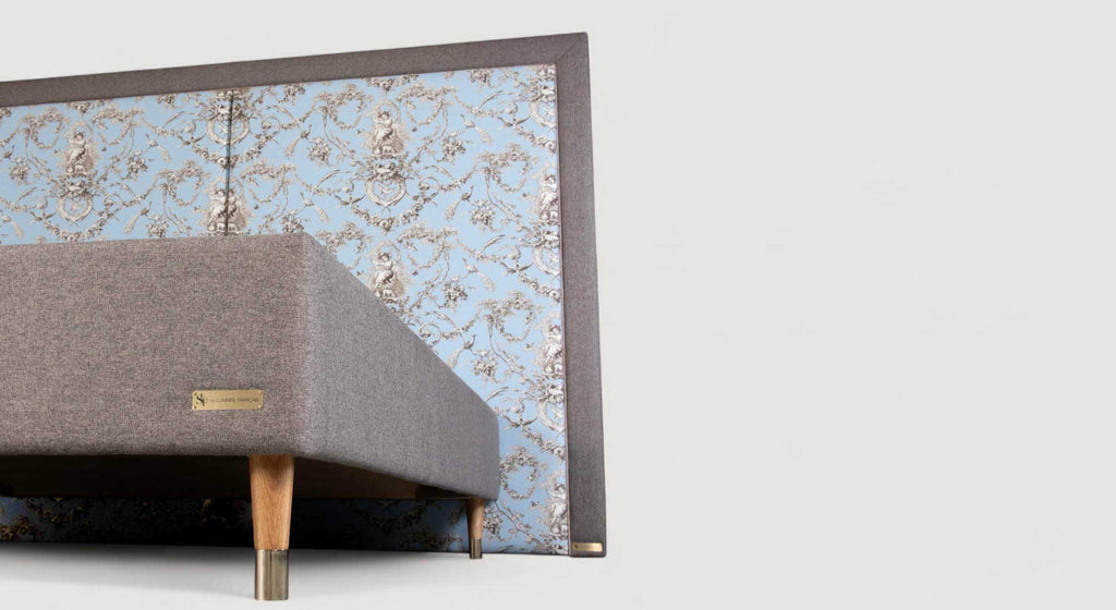 Tête de lit Boetie avec motif floral, matelas blanc capitonné et deux coussins marron