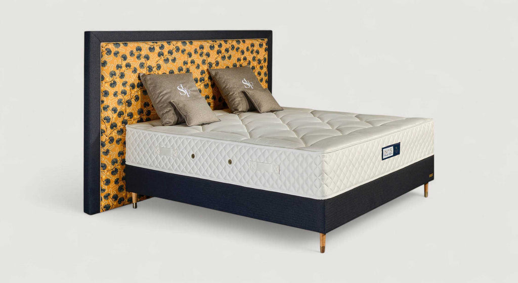 Matelas "Champs Élysées" avec tête de lit à motif floral et coussins, design élégant et luxueux