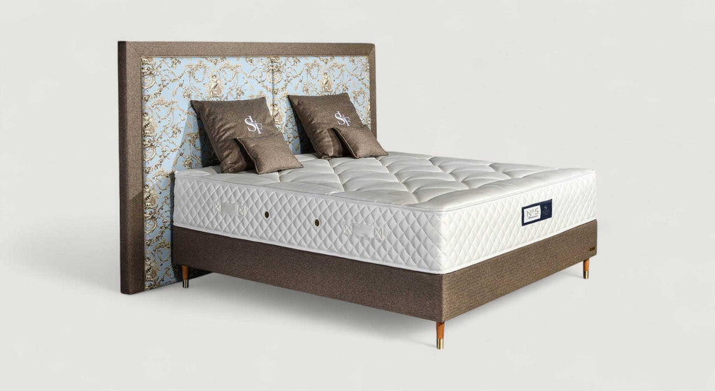 Matelas Montmartre avec tête de lit décorative et coussins assortis, design élégant et luxueux