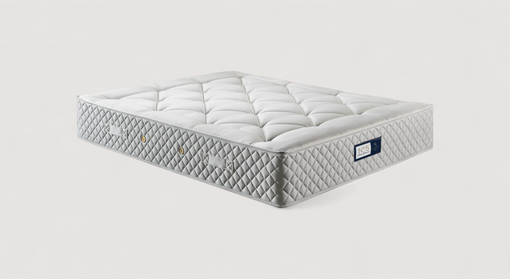 Matelas Saint Germain avec coutil matelassé et étiquette "N°5", présenté en packshot sur fond blanc