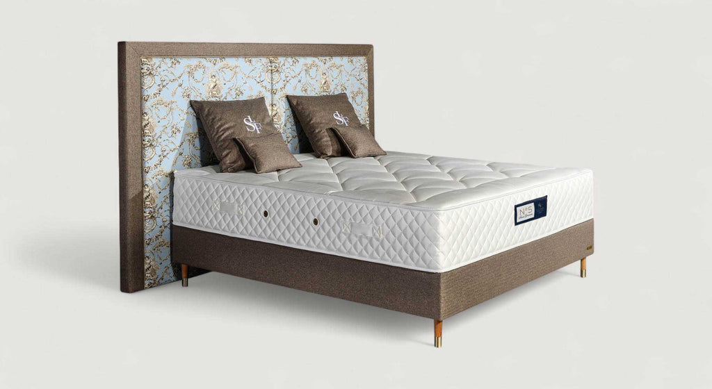 Matelas Saint Germain avec coutil matelassé et étiquette "N°5", présenté en packshot sur fond blanc