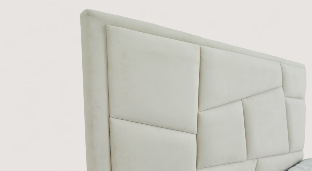 Tête de lit Janine en tissu beige avec design géométrique moderne et rembourrage visible