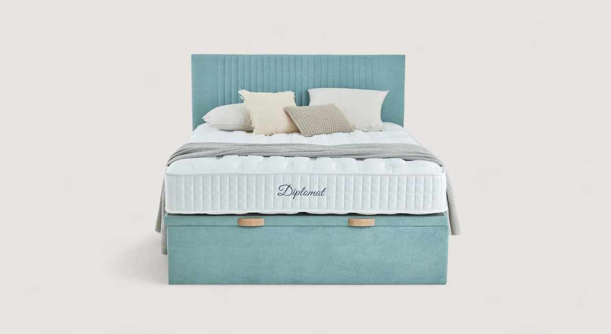 Tête de lit Lavanda bleue avec matelas Diplomat, coussins beiges et gris, et base de lit assortie