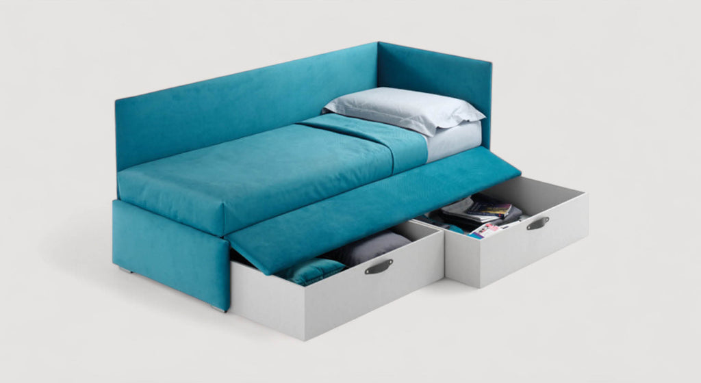 Lit d'angle bleu avec tiroirs de rangement ouverts, montrant des articles rangés à l'intérieur