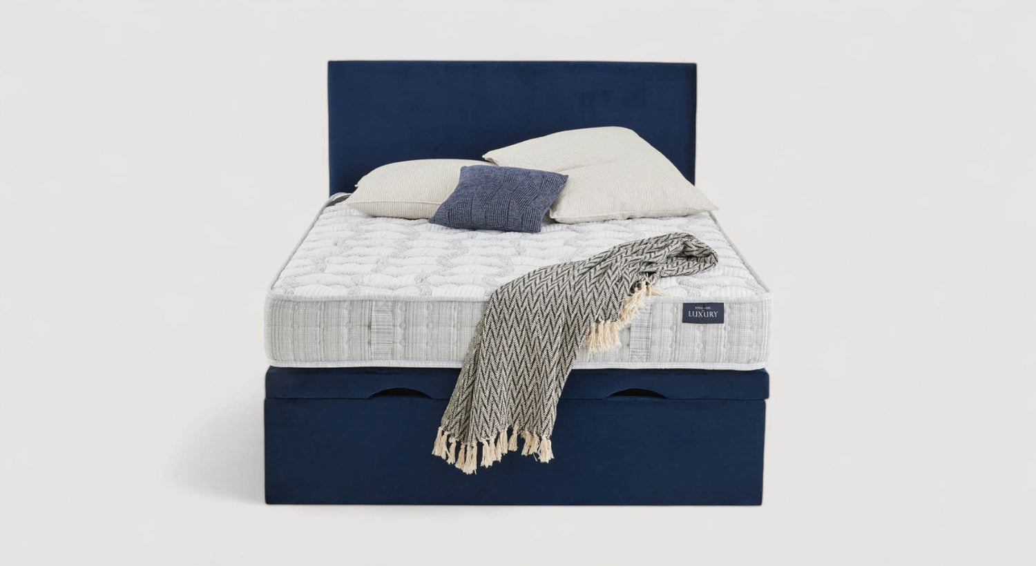 Lit coffre Esterel 4 avec matelas et coussins, drapé d'un plaid, fond blanc