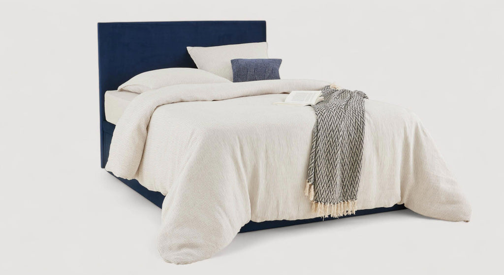 Lit coffre Esterel 4 avec matelas et coussins, drapé d'un plaid, fond blanc