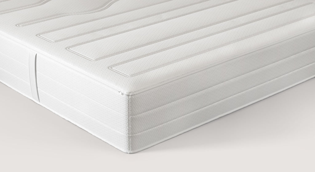 Coupe transversale du matelas Versa 24 Geltex montrant différentes couches de mousse et ressorts pour un confort optimal