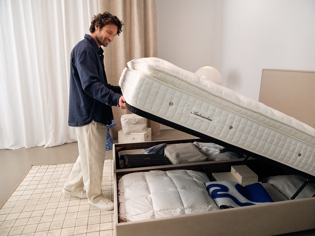 Lit coffre Ambassadeur Le Lit avec matelas blanc et rangement spacieux pour couettes et bagages